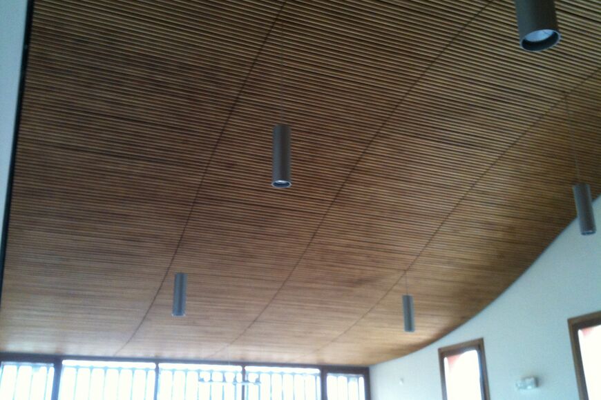 Recobriment sostre amb llistons laminats de fusta tropical