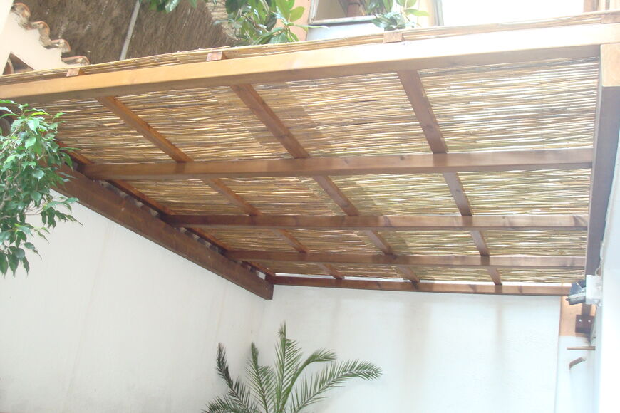 Pèrgola cubierta de bambú
