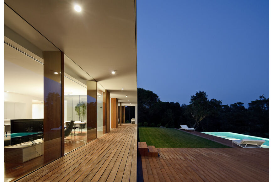 Paviments interiors amb tarima Iroko i exteriors amb tarima Ipe